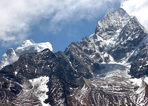 The Ama Dablam suspended glacier